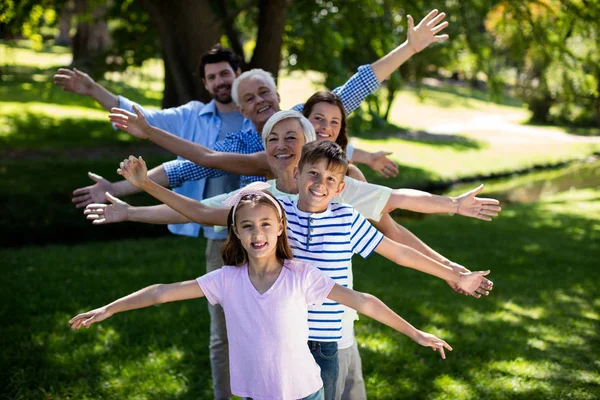Multi γενιάς οικογένεια στέκεται στην γραμμή — Φωτογραφία Αρχείου