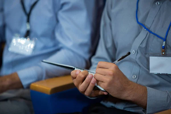 Zakenman die deelnemen aan een zakelijke bijeenkomst, het maken van notities — Stockfoto