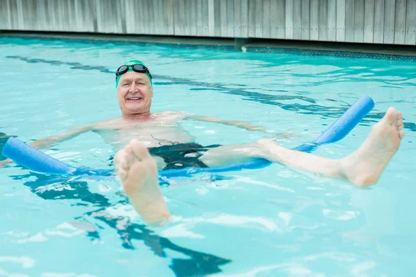 Allegro uomo maturo nuotare con piscina tagliatella — Foto Stock