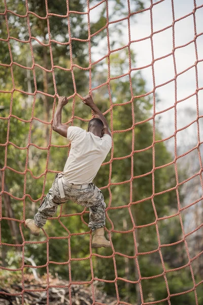 Military soldier climbing net — Stock Photo, Image