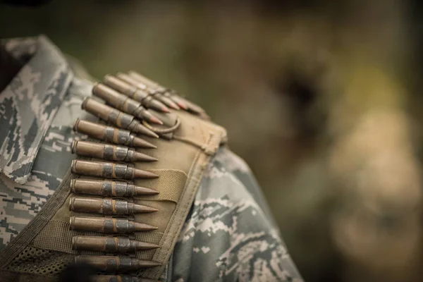 Mühimmat giyen askeri asker — Stok fotoğraf