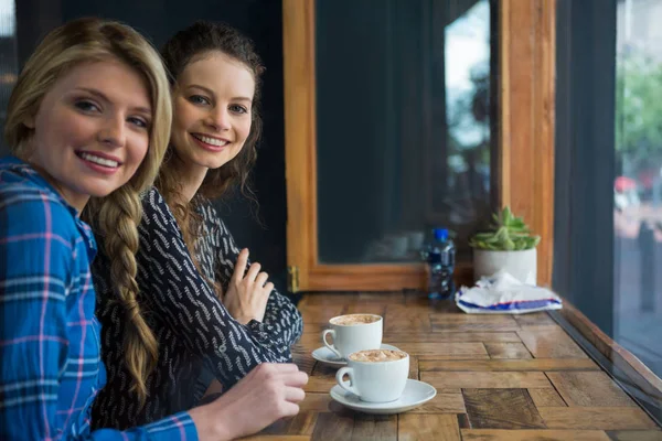 Mulher com xícaras de café na mesa no café — Fotografia de Stock