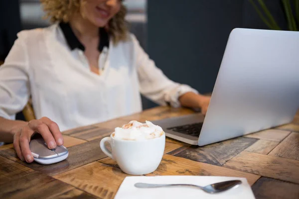 Mujer usando portátil con café en la mesa —  Fotos de Stock
