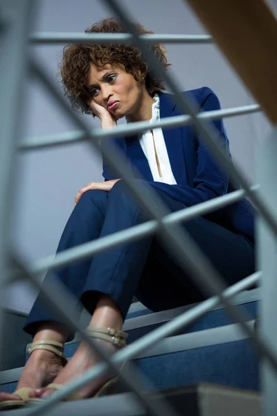 Donna d'affari preoccupata seduta su gradini — Foto Stock