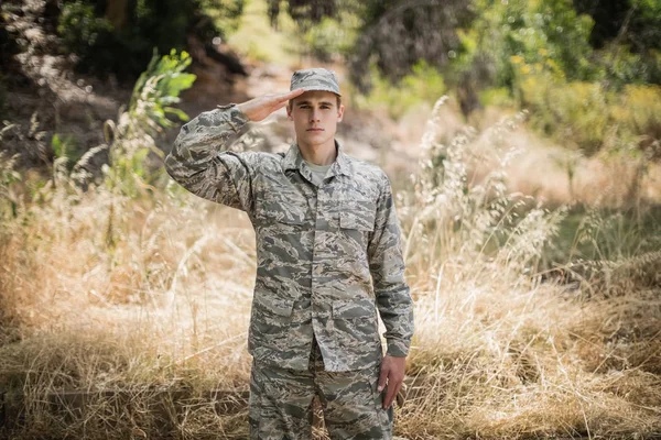 Militaire soldaat geven salute — Stockfoto