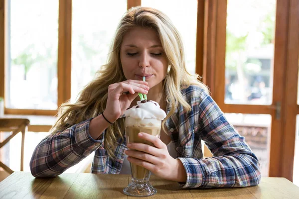 Vrouw drinken milkshake met rietje — Stockfoto