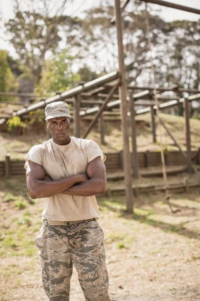 Katonai ember állt keresztbe — Stock Fotó