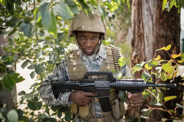 Jistý voják hlídá s puškou — Stock fotografie