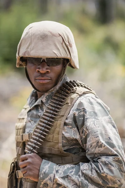 Soldat militaire debout avec des munitions — Photo