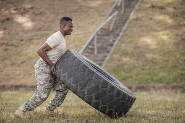 Beslutsamma militära soldater tränar med däck — Stockfoto