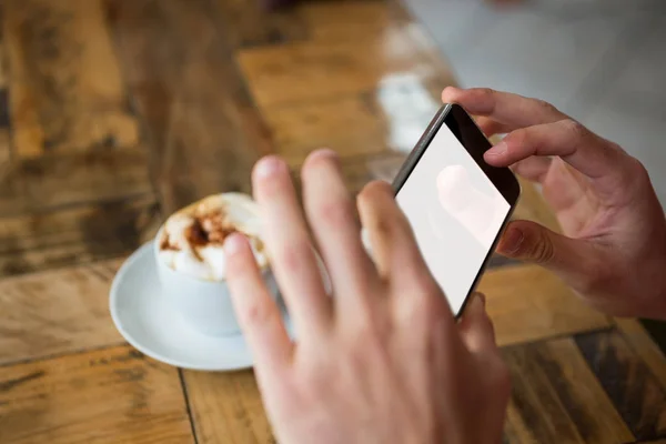 Handen fotograferen koffie via smartphone — Stockfoto