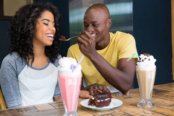 Man matar dessert till kvinna — Stockfoto