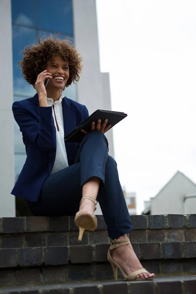 Geschäftsfrau telefoniert mit Handy — Stockfoto