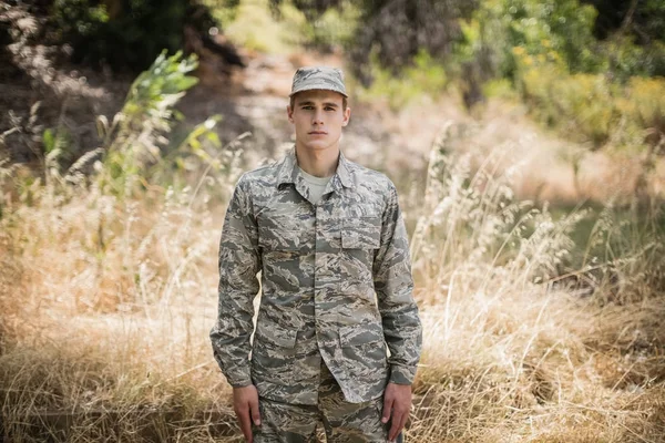 Katonai katona áll a fű — Stock Fotó