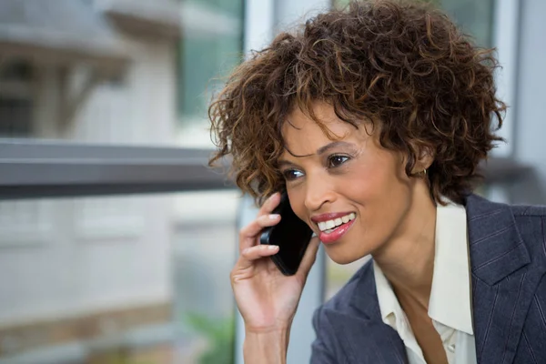 Businesswoman talking on mobile phone — Stock Photo, Image