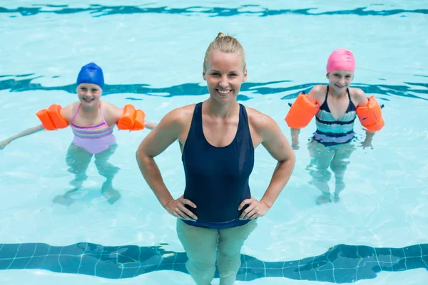 Vrouwelijke zwemmen trainer met meisjes — Stockfoto