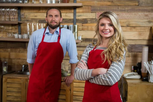 Barista s mužského kolegu v kavárně — Stock fotografie