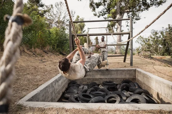 Soldats militaires pratiquant la corde — Photo