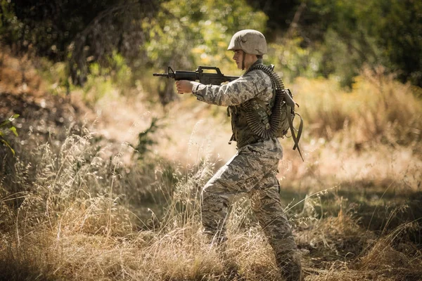 Soldato militare che punta con un fucile — Foto Stock