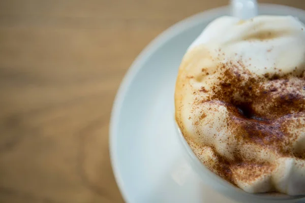 Vue aérienne de tasse à café avec mousse crémeuse — Photo