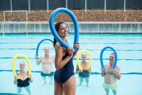 Kvinnliga tränare och senior simmare — Stockfoto