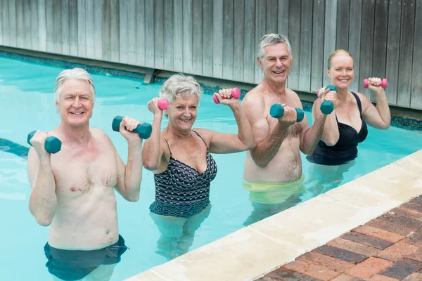 Levantamento de peso dos nadadores na piscina — Fotografia de Stock