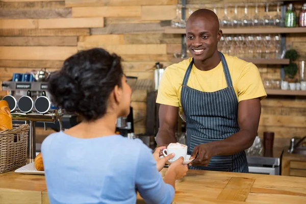 Male barista serving coffee to customer — Stock Photo, Image