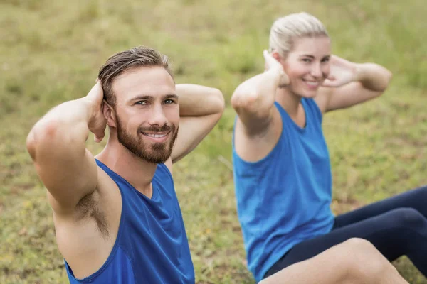 Fit pessoas realizando crunches exercício — Fotografia de Stock