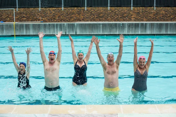 Nadadores mayores despreocupados disfrutando en la piscina —  Fotos de Stock