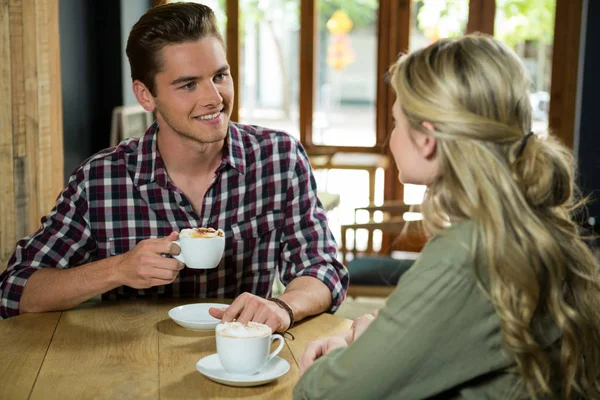 Mann beim Kaffee im Gespräch mit Frau — Stockfoto