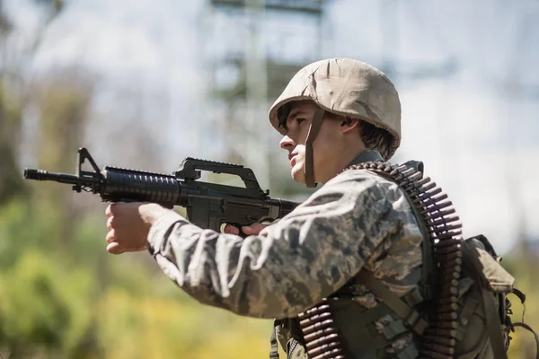 Militaire soldaat met een geweer gericht — Stockfoto