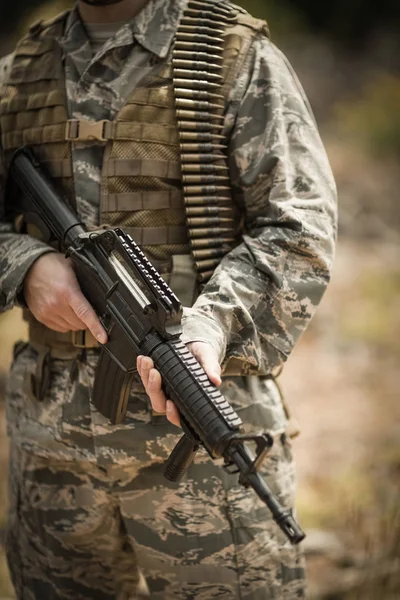 Militaire soldaat een geweer te houden — Stockfoto