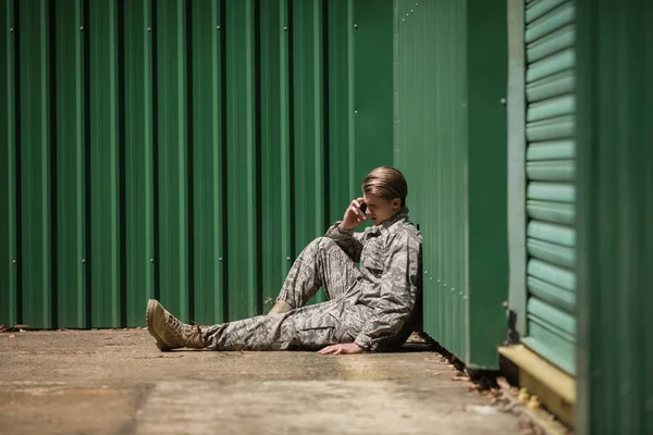 Militær soldat snakker i mobiltelefon – stockfoto