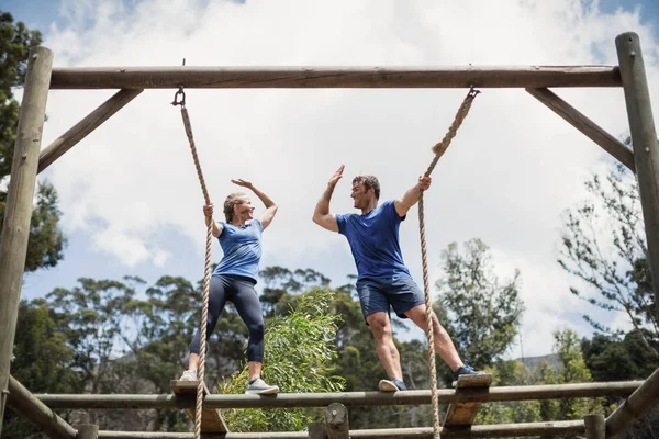 Fit man en vrouw geven hoge vijf — Stockfoto