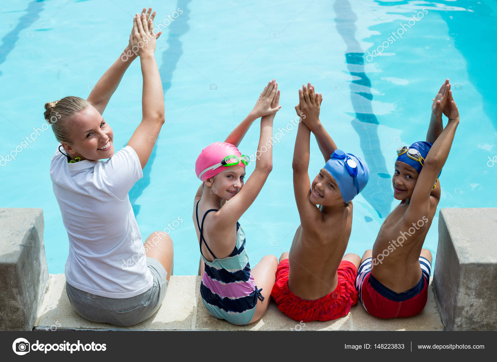Swimming instructor with students at pool side — Stock Photo