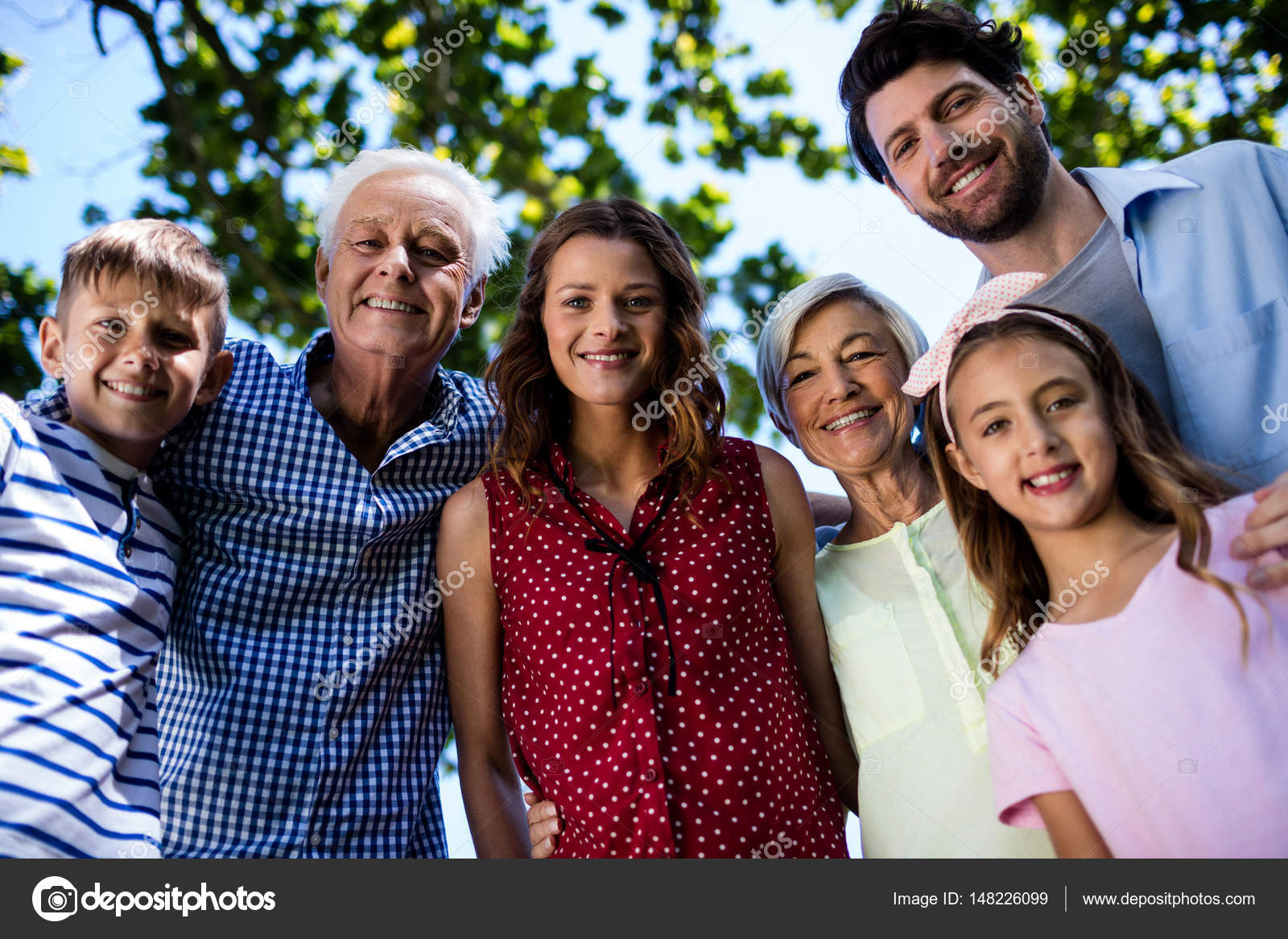 Family generator. улыбка семья. большая дружная семья. люди разных возрастов. счастливая семья в доме.