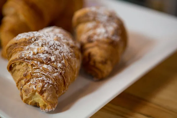 Närbild av croissant serveras i plattan — Stockfoto