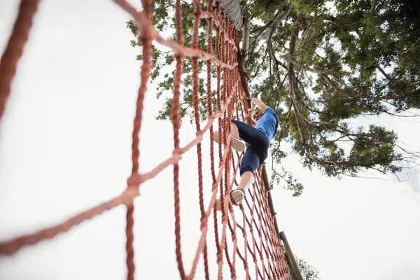 NET engel ders sırasında tırmanma kadın — Stok fotoğraf