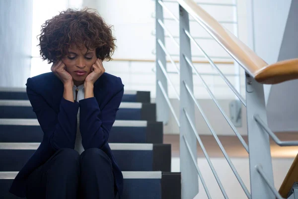 Worried businesswoman sitting on steps — Stock Photo, Image