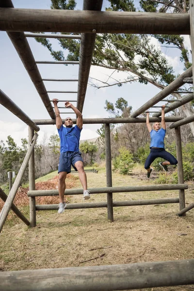 Fitte Männer und Frauen klettern auf Affenstangen — Stockfoto