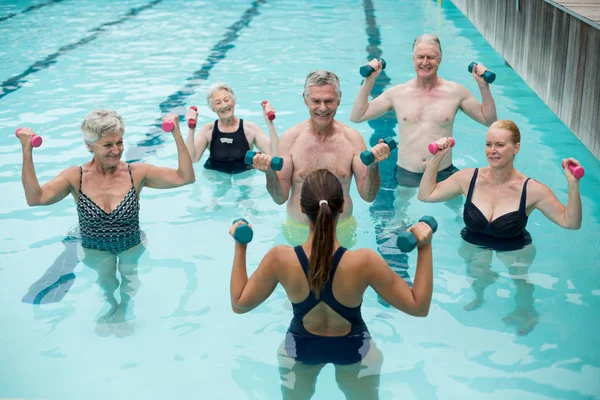 Trainer en senior zwemmers uitoefening — Stockfoto