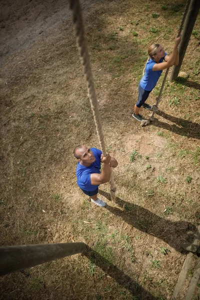 Ajuste persona subiendo por la cuerda — Foto de Stock