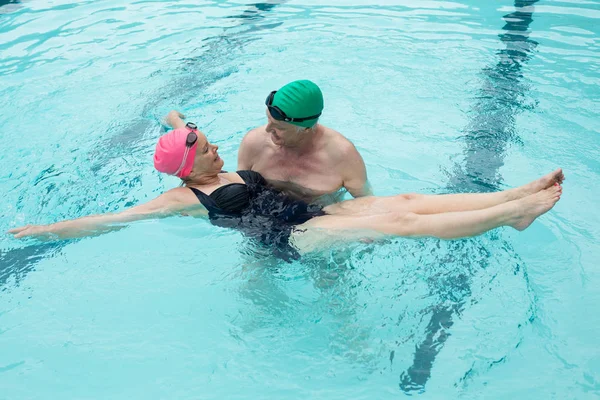 Liebespaar genießt im Schwimmbad — Stockfoto