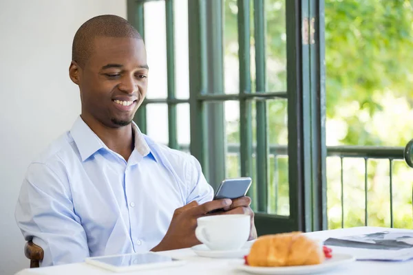 Biznesmen, trzymając telefon w restauracji — Zdjęcie stockowe