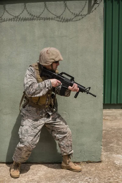 Katonai katona célzás-puska — Stock Fotó