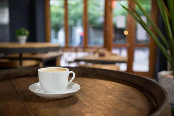 Tasse Kaffee auf dem Tisch in der Cafeteria — Stockfoto