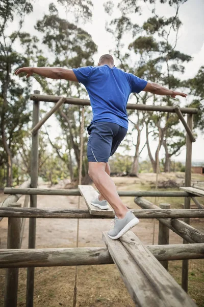 Hombre en forma durante el entrenamiento de carrera de obstáculos —  Fotos de Stock