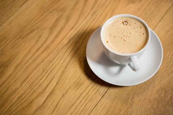 Καφές που σερβίρεται σε ξύλινο τραπέζι στην καφετέρια — Φωτογραφία Αρχείου