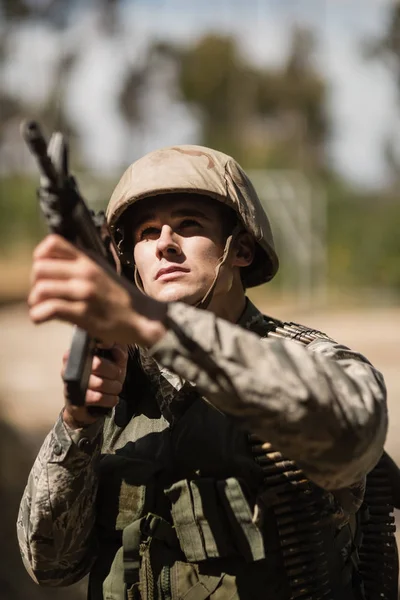 Soldat zielt mit Gewehr — Stockfoto