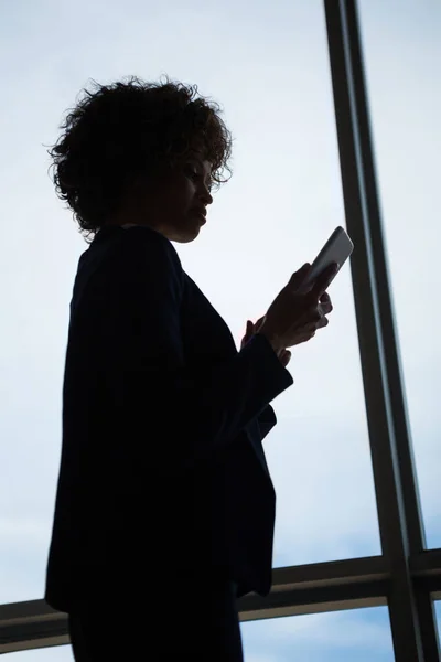 Affärskvinna med mobiltelefon i conference centre — Stockfoto